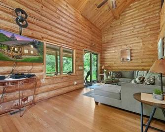 Coyote Fire Retreat - Evart - Living room