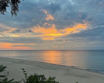Private Home w/ Fireplace & Golf Cart on Wooded Lot Near Lake Michigan Beaches - Michigan City - Spiaggia