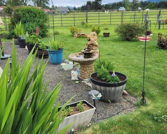 Peaceful Cottage. Mountain Views, Wildlife, Bird Watch, Gardens - Sequim - Outdoors view