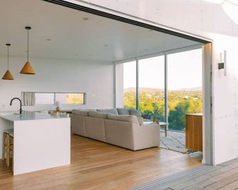 Glass Home With Views, Hot Tub, Free Ev Charging! - Bonita - Living room