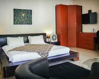 Le Dolphin's Grand Paradiso Hotel - Lusaka - Bedroom