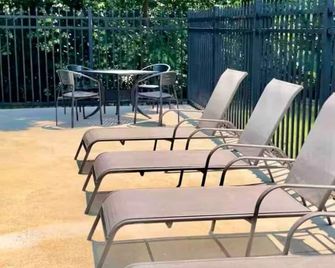 Charming 2-bedroom condo with AC and WiFi in brilliant Greensboro - Greensboro - Patio