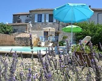 Village House with garden and private pool in a charming Bastide Village - 브비유 - 수영장