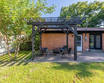 Ada Retreat with Cozy Backyard Firepit - Ada - Patio