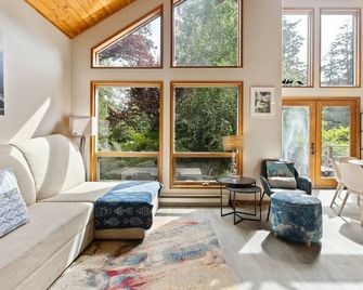 The Anchor-S. Chesterman I Hot tub I OD shower - Tofino - Вітальня