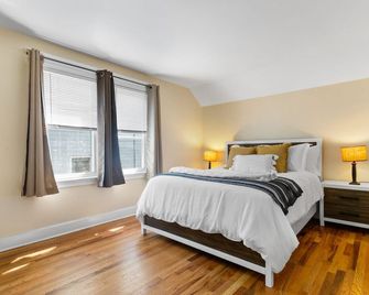 UNH Home Base 10 minutes from beach - West Haven - Schlafzimmer