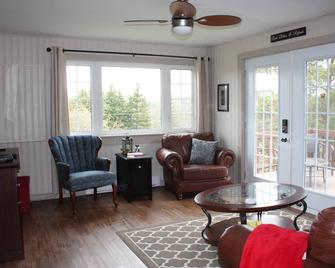 Charming cottage minutes from Gaelic College and Baddeck with WIFI - Baddeck - Living room
