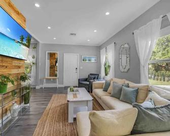 2 CLEAN Houses! 3bd/2ba & 1bd/1ba guest house in safe area close 2 everything - Miami - Living room