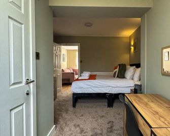 Large House Near Racecourse, City & Uni - Wichenford