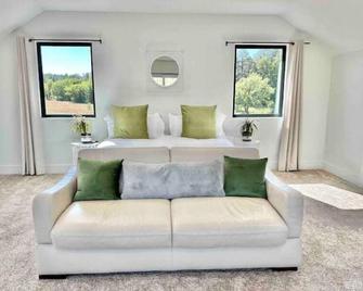 Brand New! Lakeview Studio - Show Low - Living room