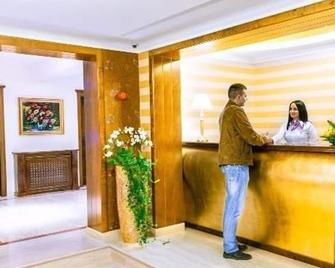 Hotel Boutique Belvedere - סינאיה - דלפק קבלה