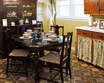 Cottage Rental with a Clawfoot Tub on a Working Farm in West Tennessee - Henderson - Comedor