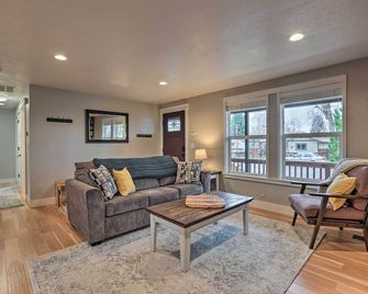 Family-Friendly Redmond Getaway Walk to Dtwn - Redmond - Living room