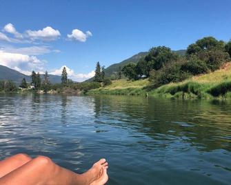Yogi's Yurt - Miska Haven - Serenity on the Shuswap River in North Okanagan - Enderby
