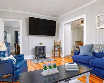 1 Min to Soddy Lake! Big Soddy Creek Gulf 3 Min - Soddy Daisy - Living room