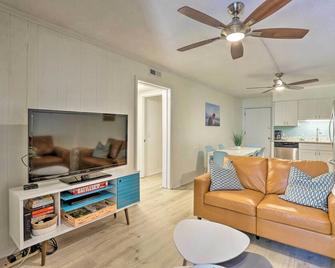 Hilton Head Condo with Covered Balcony and Pool Access - Hilton Head Island - Living room