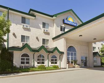 Days Inn by Wyndham Steinbach - Steinbach - Building