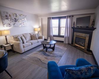 Nuks Executive Suites - De Pere - Living room