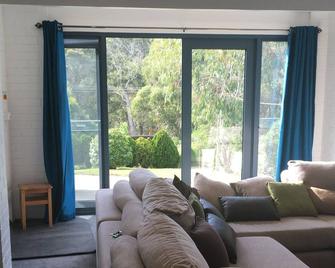 Comfortable home with plenty of space to relax and enjoy the ocean views - Lorne - Obývací pokoj