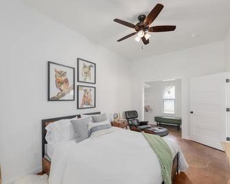 Country Retreat Near Downtown, Winery and Brewery - La Grange - Bedroom