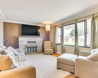 Walk to Beach Lake-View Home in Alpena! - Alpena - Wohnzimmer