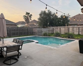 Blue Oasis Retreat w/heated pool & spa + playroom - Tomball - Bazén