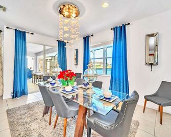 6BR Luxury Home w Pool Hot Tub and Games room - คิสซิมมี - ห้องอาหาร