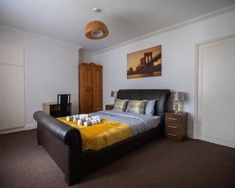 Beautiful Seaside Apartment-free parking - Whitley Bay - Bedroom