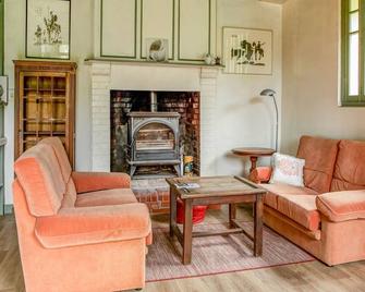 Holiday home in Portbail-sur-Mer with terrace - Portbail - Salon