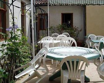Logis Hôtel Restaurant Métropole - Mirande - Patio