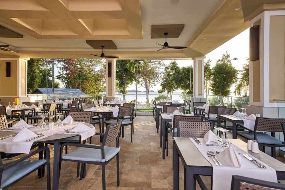 هوتل ريو نيجريل - عامامل جميع الخدمات - نيغريل - مطعم