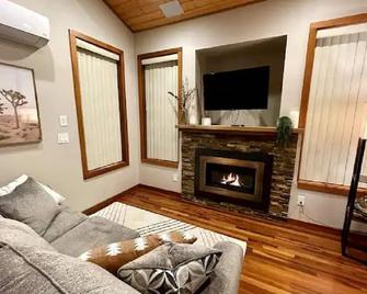 Cozy Willamette Valley Cabin With Modern Comforts - Sherwood - Living room