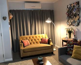 Didi's Place - Right Where You Want To Be And Pet Friendly Too! - Napier - Living room