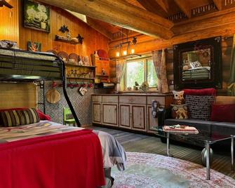 OWL NEST: serene stream side retreat for 2 or 3 - Honokaa