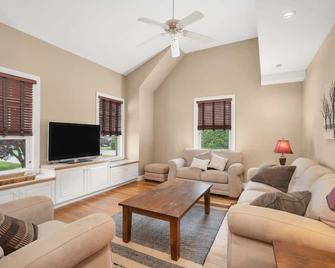 Black Point Retreat - Entertain & Enjoy the Beach! - Niantic - Living room