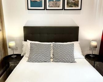 Premium City Centre Apartment with Private Balcony - Gibraltar - Bedroom