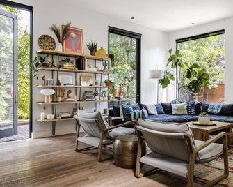 Chic Design with Inviting Patio and Grill - Modern Luxury Haven - Austin - Lounge