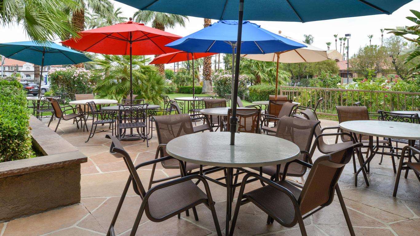 هوليداي إن إكسبرس بالم ديزرت، أحد فنادق آي إتش جي