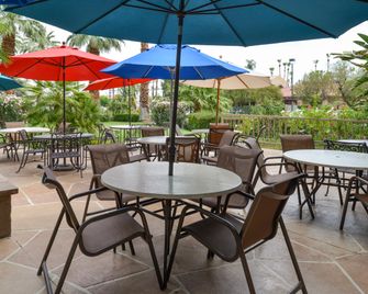 Holiday Inn Express Palm Desert By IHG - Palm Desert - Innenhof