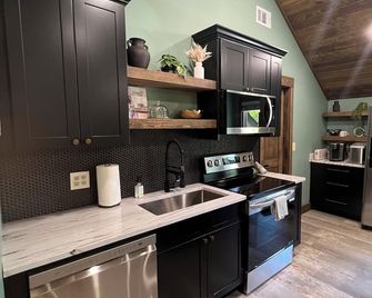 Modern Luxury Cabin Retreat on Private Gated 85 Acres Near I-75 - Forsyth - Kitchen