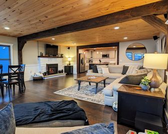 Stunning Lakefront Retreat 4 min to Brooklyn - 24 min to Jackson - Brooklyn - Living room