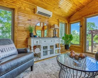 The Gemini-a dreamy, waterfront tiny cabin - Rogersville - Living room