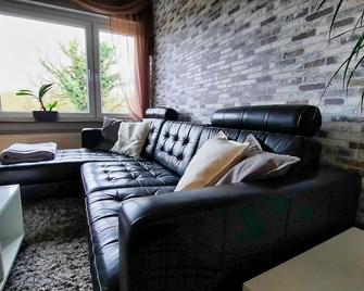Small (50m²) apartment in Orsoy on the Rhine - 라인베르크 - 거실
