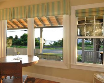 Historic Home across from Monument Beach, Central A/C - Bourne - Living room