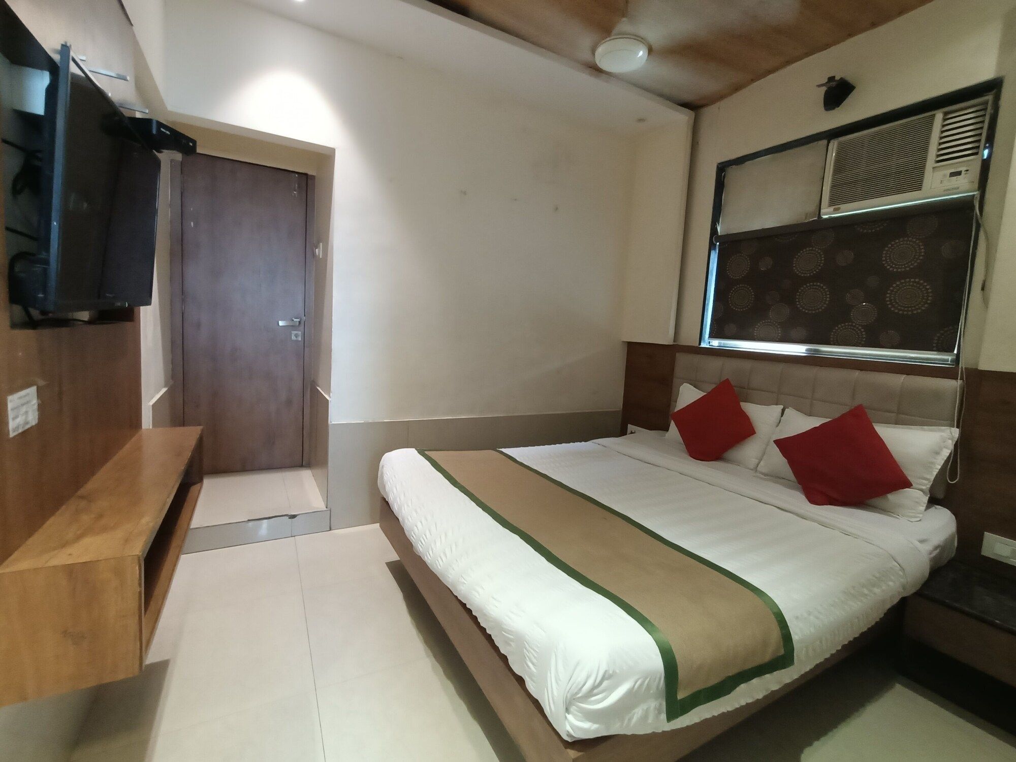 Hotel Regal Inn Andheri - Nearest Mumbai Airport T1 thumbnail 2