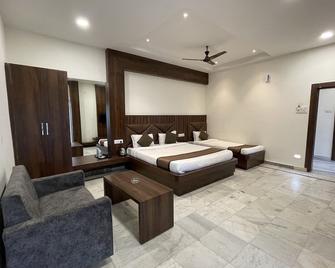 Hotel Royal Embassy - Tinsukia - Bedroom