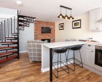 Broom Hall Inn - Alcester