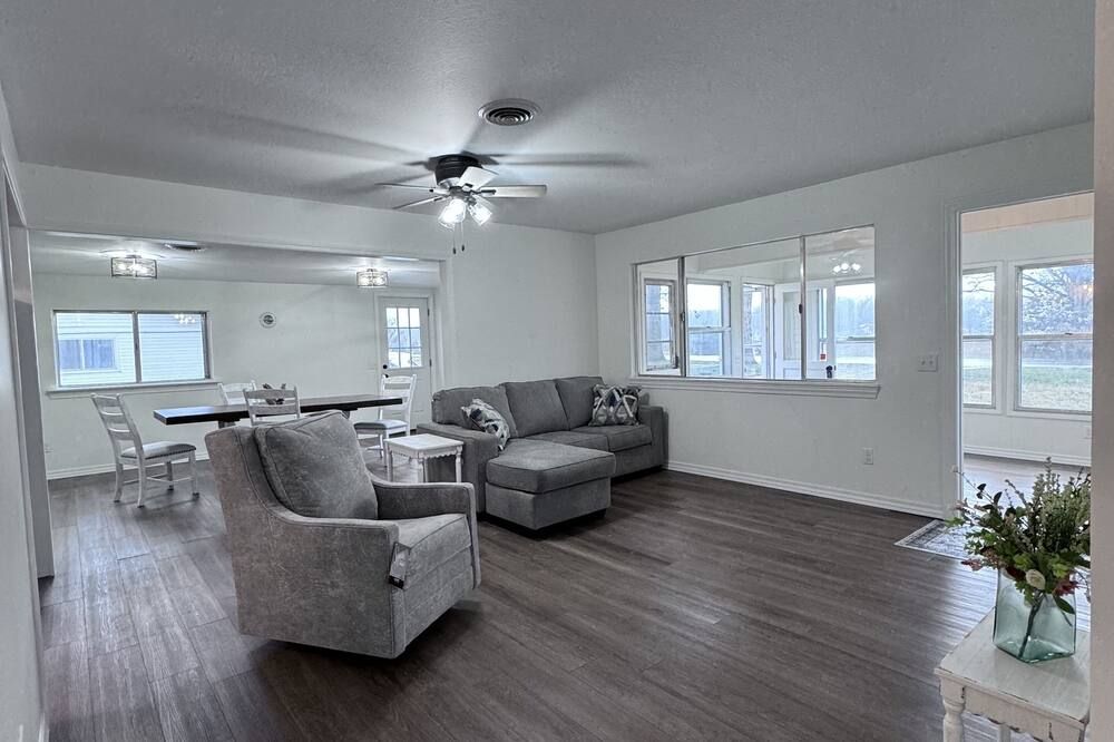 3 Bedroom 1 Large Bath, w/Fenced Back Yard! 3 Miles from West Plains! - West Plains - Obývací pokoj