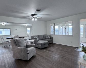 3 Bedroom 1 Large Bath, w/Fenced Back Yard! 3 Miles from West Plains! - West Plains - Huiskamer