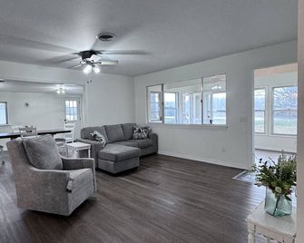 3 Bedroom 1 Large Bath, w/Fenced Back Yard! 3 Miles from West Plains! - West Plains - Obývací pokoj